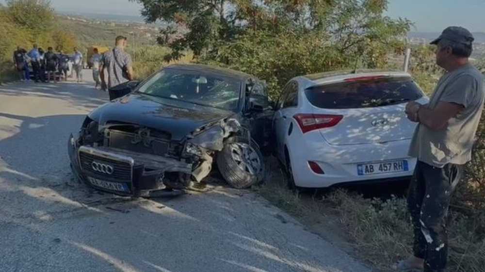Aksident i trefisht&euml; n&euml; Fier, makinat p&euml;rplasen 'kok&euml;