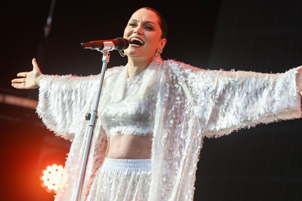 Jessie J rikthehet n&euml; sken&euml; pas operacionit p&euml;r kancer gjiri
