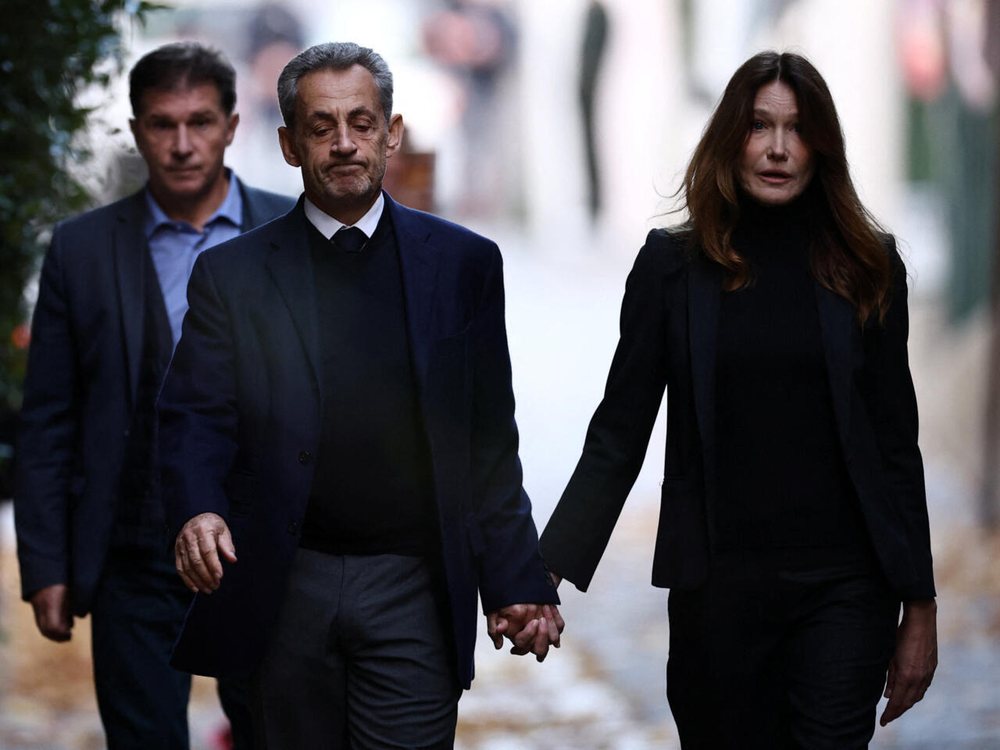 Mesazhi n&euml; hyrje t&euml; burgut/ Sarkozi futet n&euml; qeli me librin