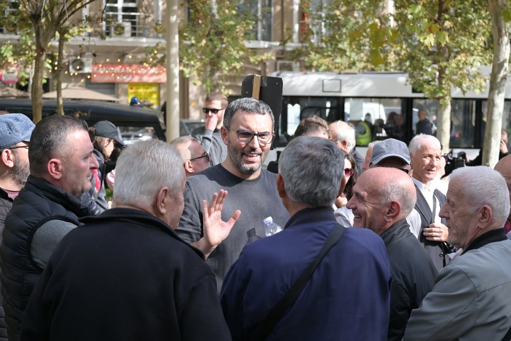 Protesta e pensionist&euml;ve para kuvendit/ Arlind Qori: Rama-Berisha n&euml;