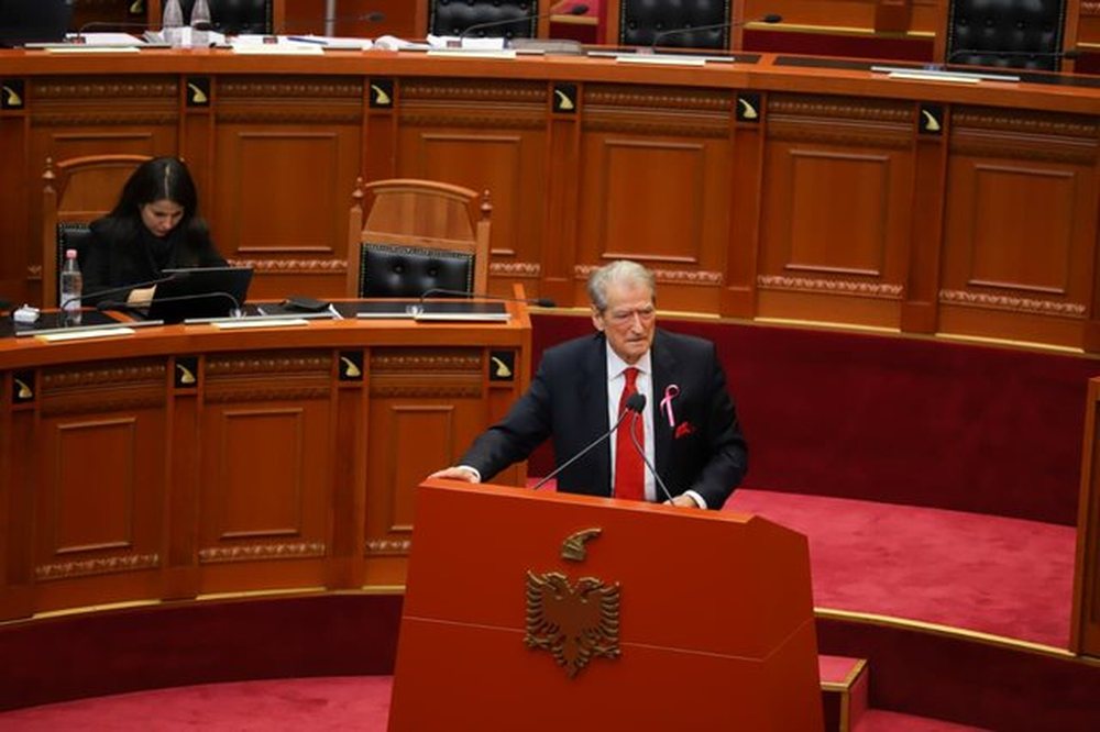Berisha lexon SMS-n&euml;: Dumani mori 5 milion&euml; &euro; p&euml;r dosjen e