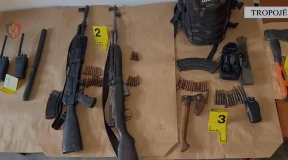 Qarkullonin t&euml; armatosur me arm&euml; zjarri, arrestohen dy shtetas n&euml;