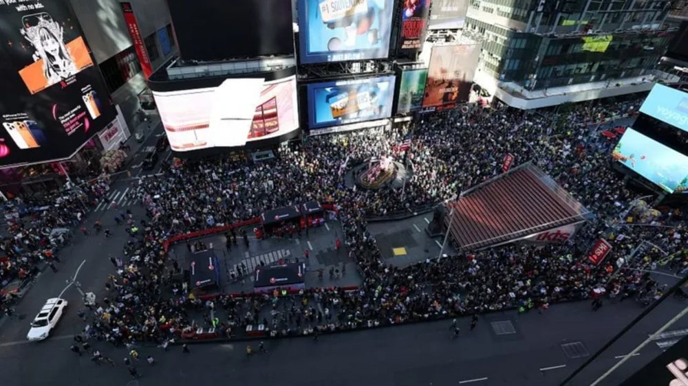 Nis tubimi i par&euml; kund&euml;r Trump, mij&euml;ra protestues mbushin sheshin