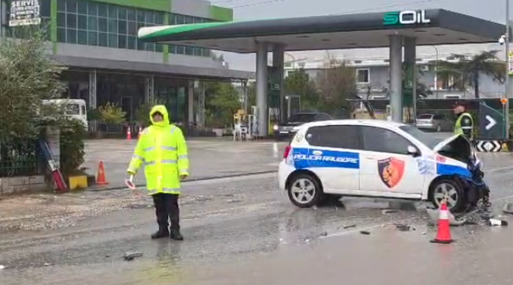 Aksidentohet makina e policis&euml; n&euml; Fier, plagosen 2 efektiv&euml;