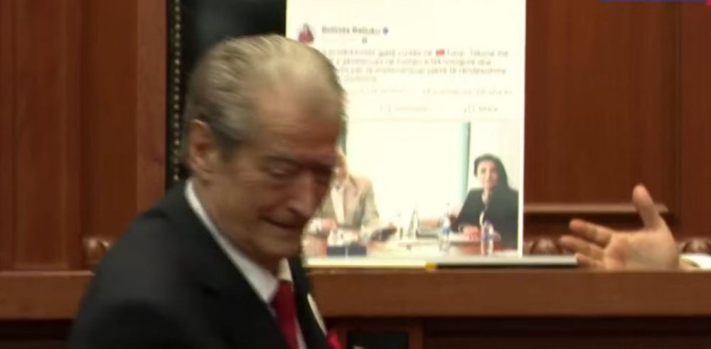 Berisha v&euml; n&euml; tavolin&euml;n e Ram&euml;s foton me Ballukun n&euml;