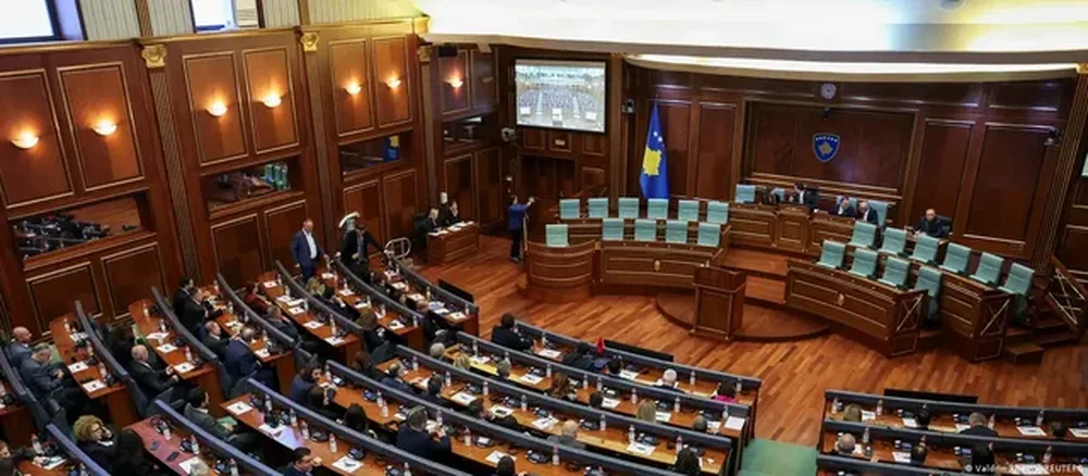 Kosova drejt zgjedhjeve/ DW: Presidentja shp&euml;rndan parlamentin