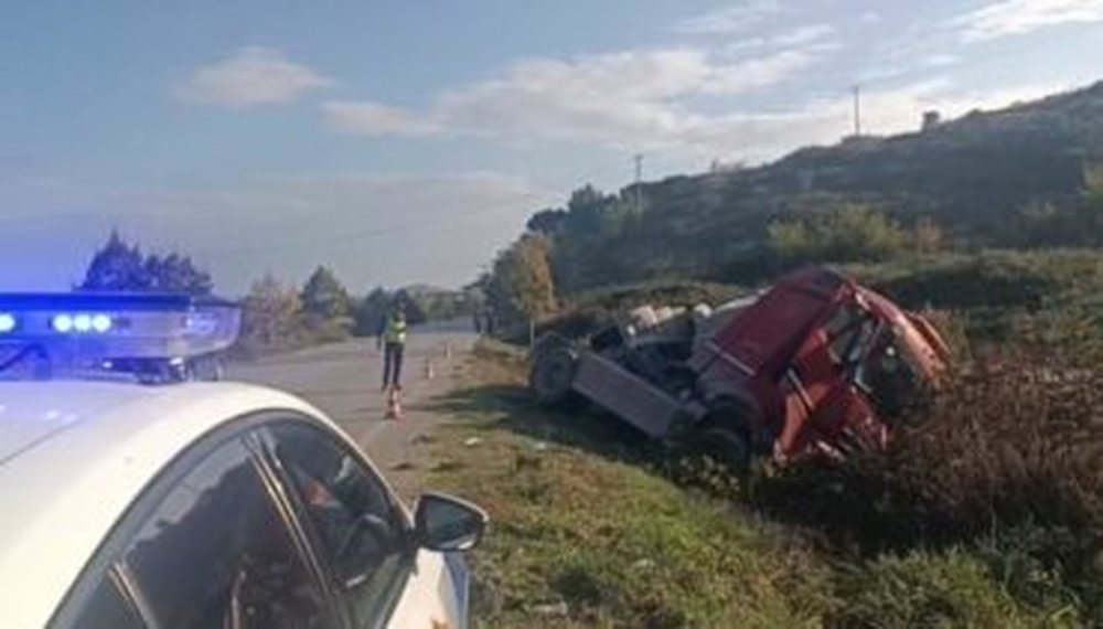 Aksident n&euml; aksin Lushnj&euml;&ndash;Berat, kamioni del nga rruga dhe