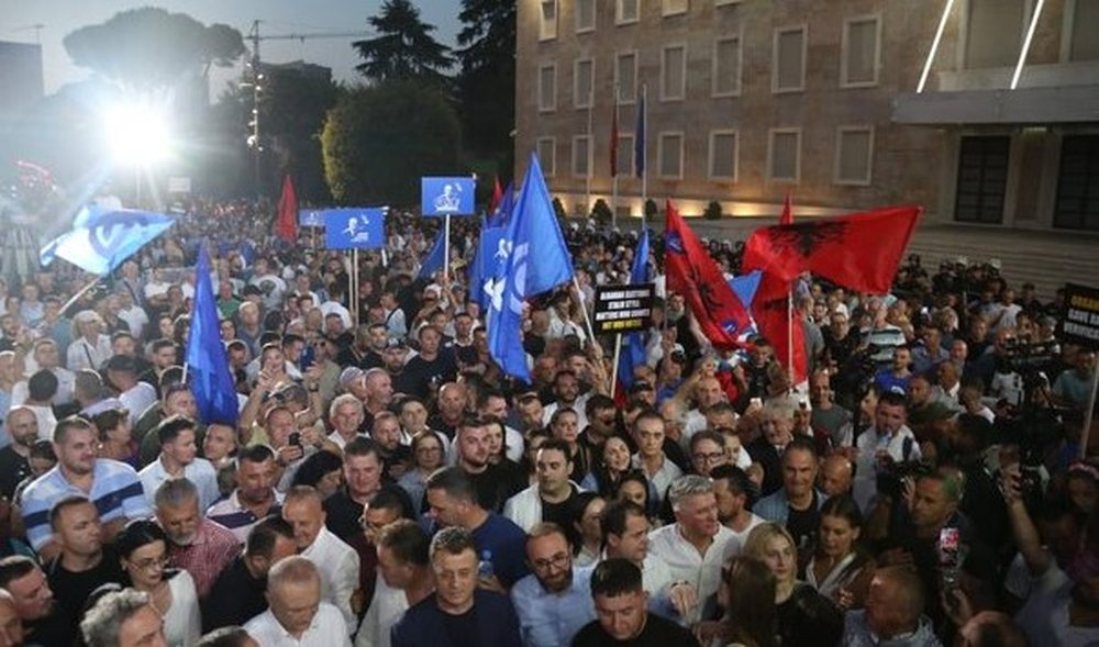 Sot protesta, policia merr masa dhe bllokon disa rrug&euml; (HARTA)