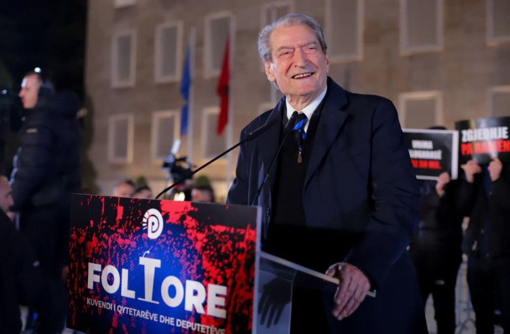 Berisha nga 'foltorja' flet p&euml;r prapaskenat e takimit