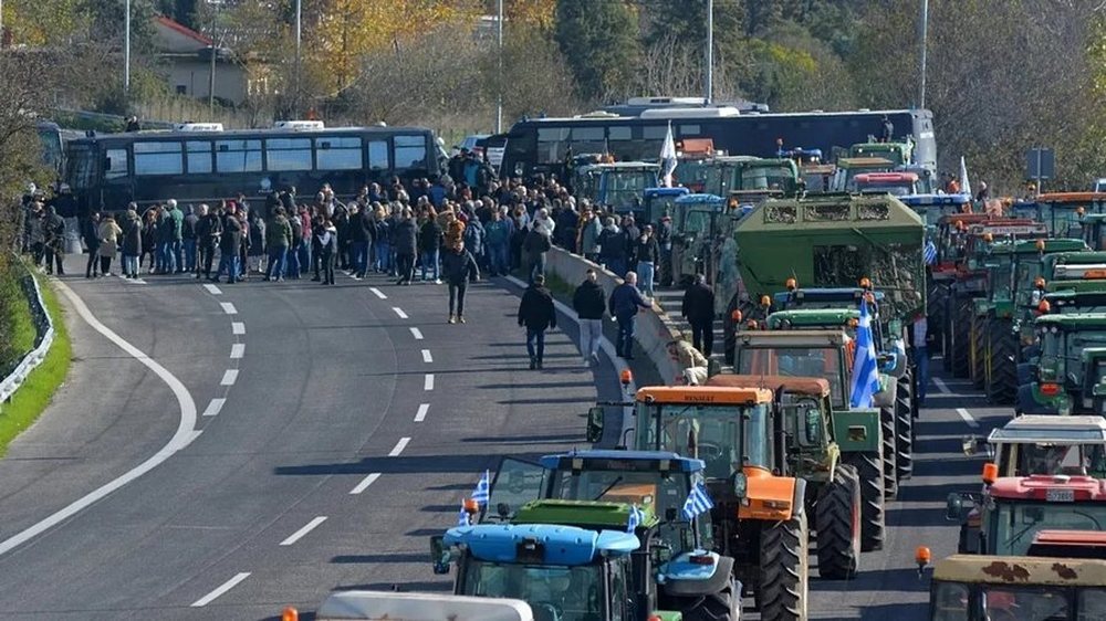 Protestat e fermer&euml;ve bllokojn&euml; s&euml;rish aksin