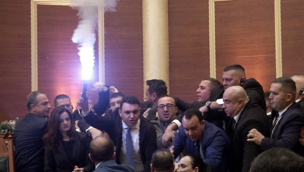 Tensione n&euml; Kuvend, opozita ndez flakadan&euml;