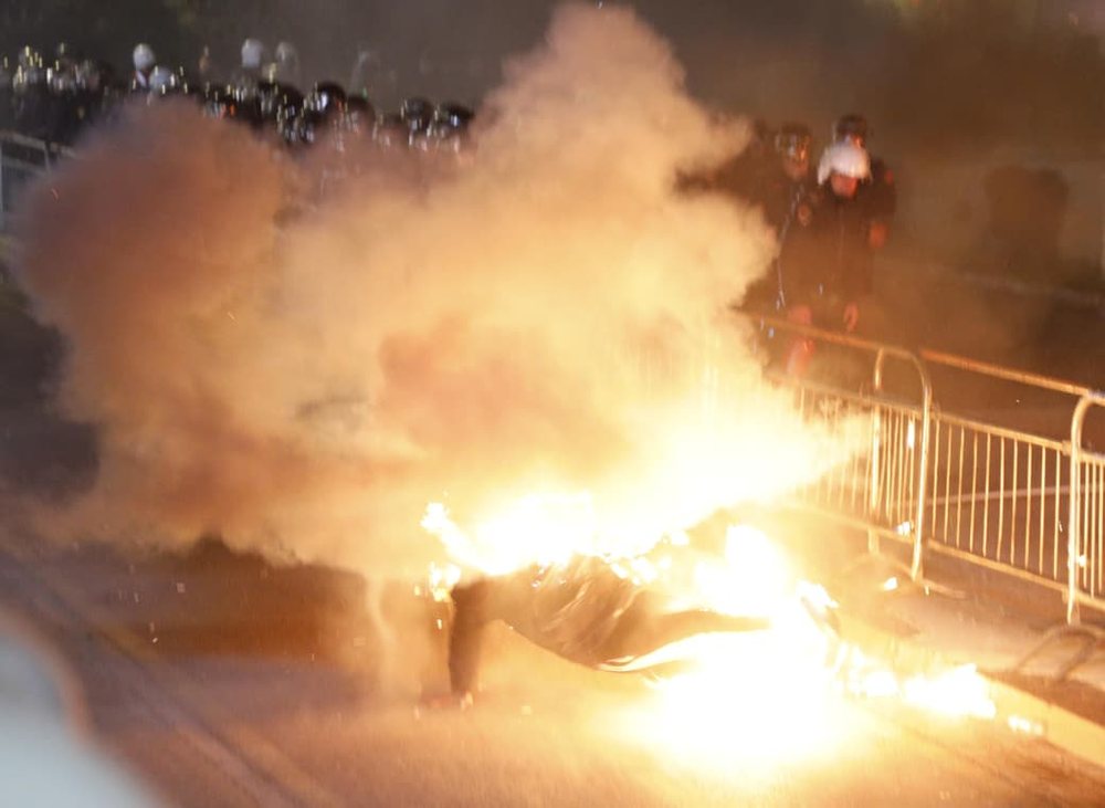 FOTO/ Molotov&euml;t &ldquo;ndezin&rdquo; kryeministrin&euml;, l&euml;ndohen dy