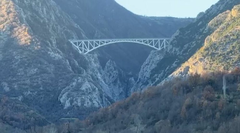 E r&euml;nd&euml; n&euml; Mat/ 40-vje&ccedil;ari hidhet nga ura rreth 160 metra