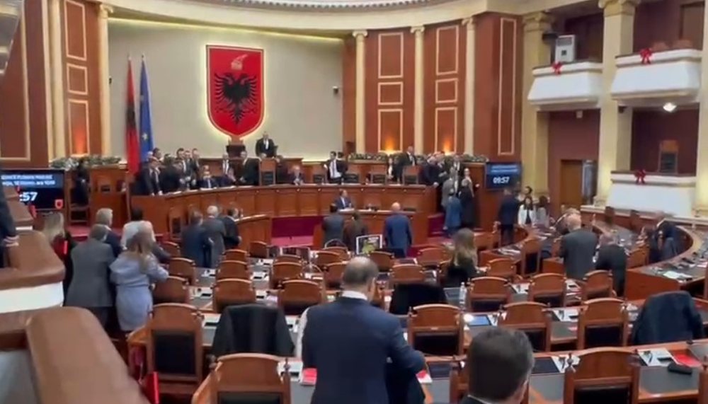 &ldquo;&Ccedil;ojeni n&euml; burg Belinda Ballukun&rdquo;/ Sherr n&euml; Kuvend,