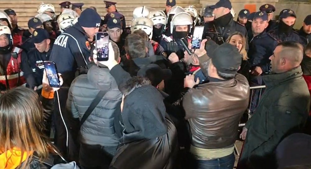 (VIDEO) Tjet&euml;r p&euml;rplasje e fort&euml; e policis&euml; me Lapajn dhe