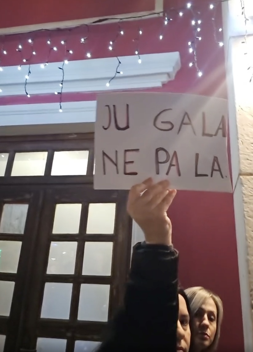 Protestuese nga Vlora përballë mbrëmjes gala të organizuar nga Bashkia, Vlorë