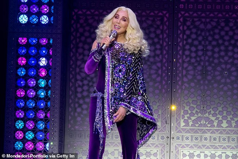 &ldquo;Sharing Her Story&rdquo;: Cher drejt nj&euml; marr&euml;veshjeje me