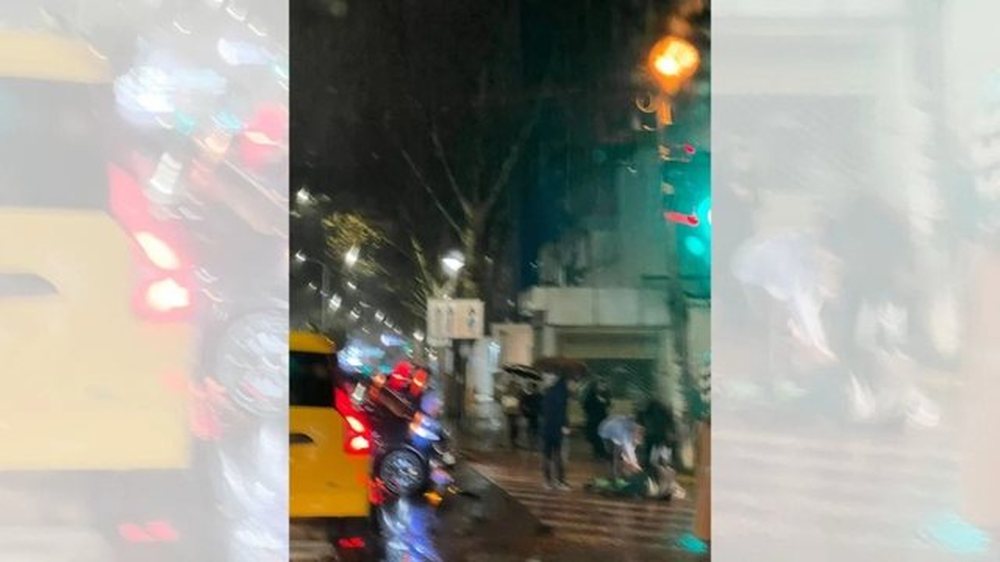 Tiran&euml;, makina p&euml;rplas k&euml;mb&euml;sorin n&euml; vijat e bardha
