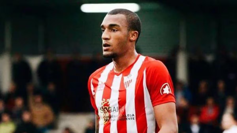 Lionel Adams humb jet&euml;n duke r&euml;n&euml; nga dritarja e nj&euml;
