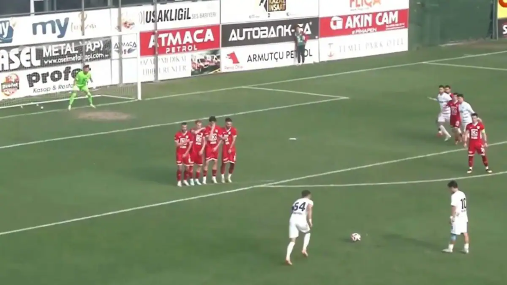 Bolukbasi sh&euml;non me goditje d&euml;nimi, arbitri nuk e sheh e vazhdon