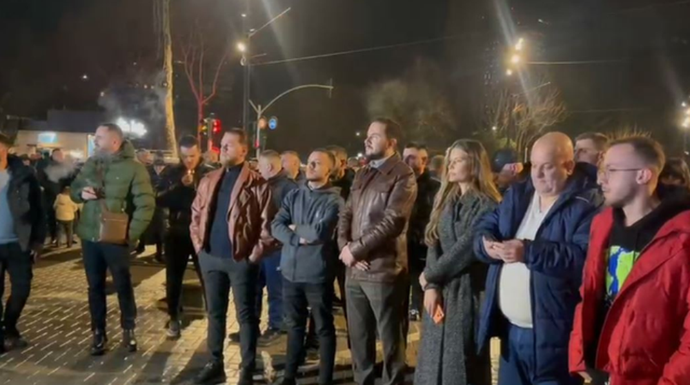 Demokrat&euml;t protestojn&euml; para Kryeministris&euml;, Ervin Salianji i