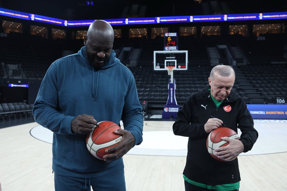 Mos e besoni po desh&euml;t: Erdogan duke luajtur basketboll me Shaquille