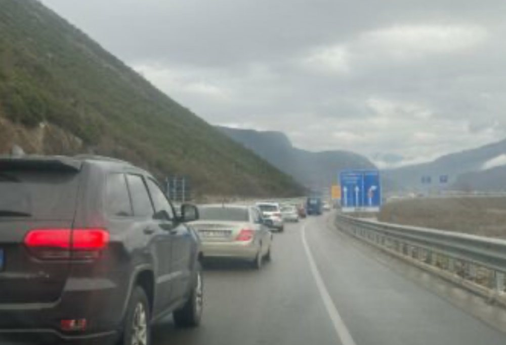 Ngricat r&euml;ndojn&euml; trafikun n&euml; aksin Elbasan-Librazhd-Prrenjas