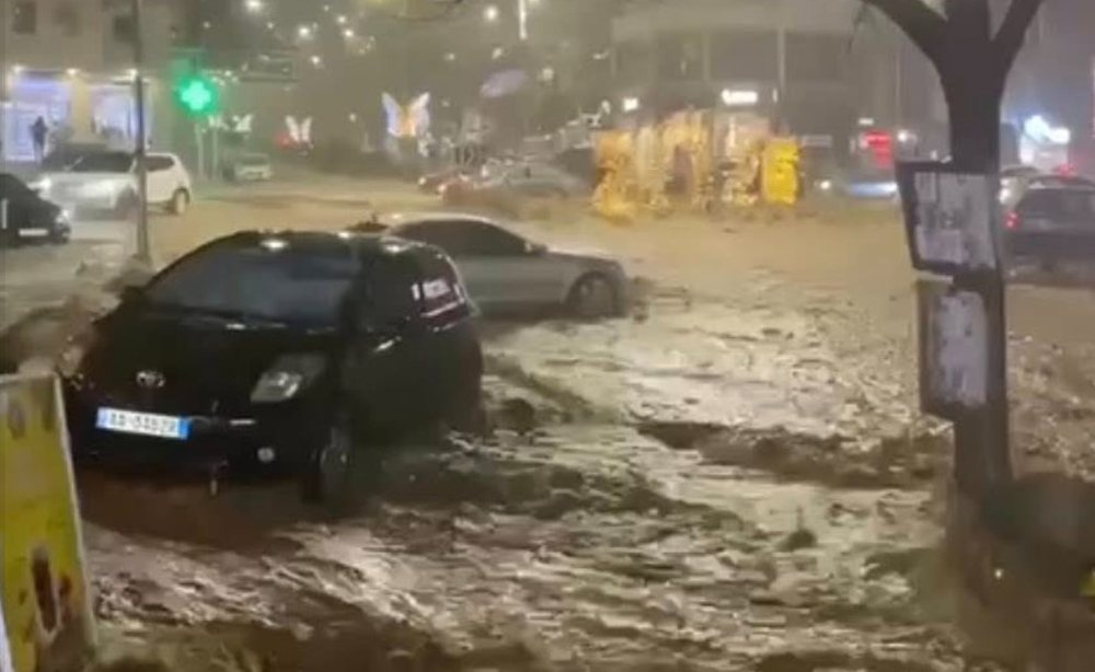 Uji v&euml;rshon brenda bizneseve n&euml;  Gjirokast&euml;r