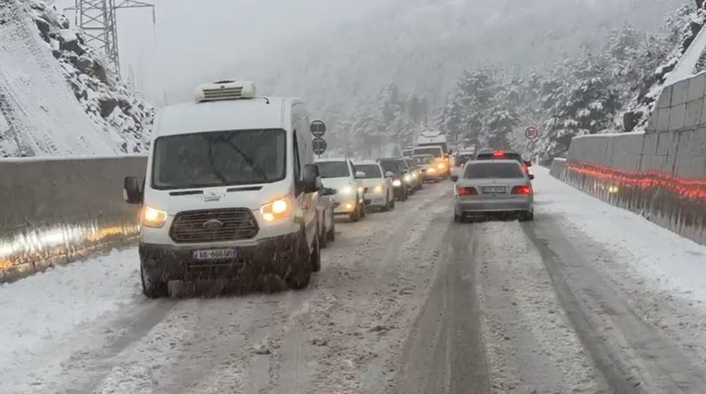 Reshje d&euml;bore/ Probleme n&euml; Rrug&euml;n e Arbrit