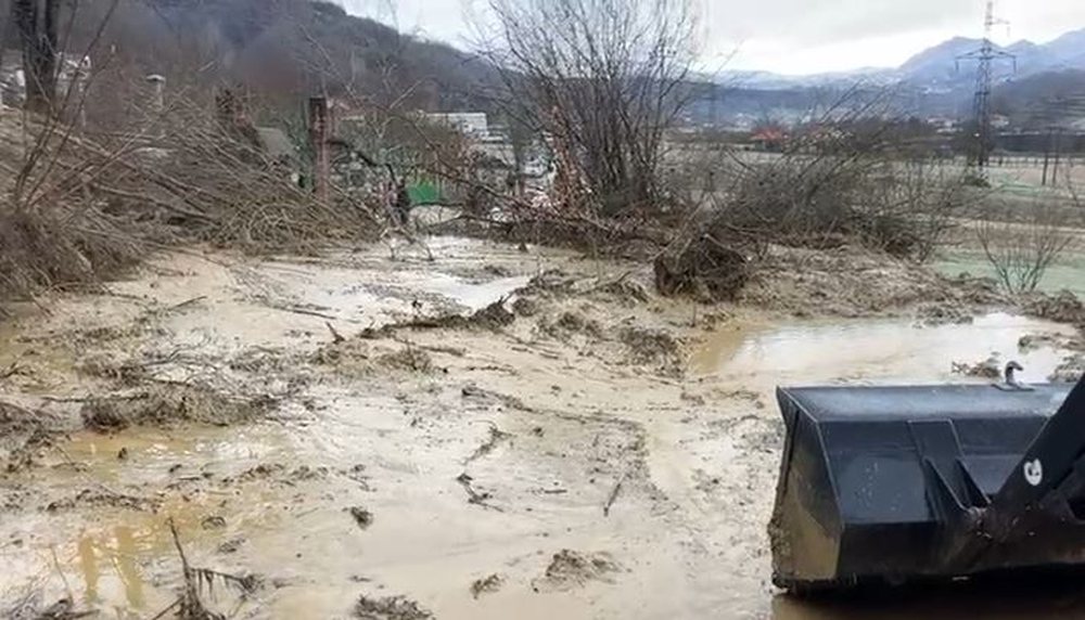 Shembet kanali n&euml; Klos, bllokohet rruga nacionale Klos-Burrel
