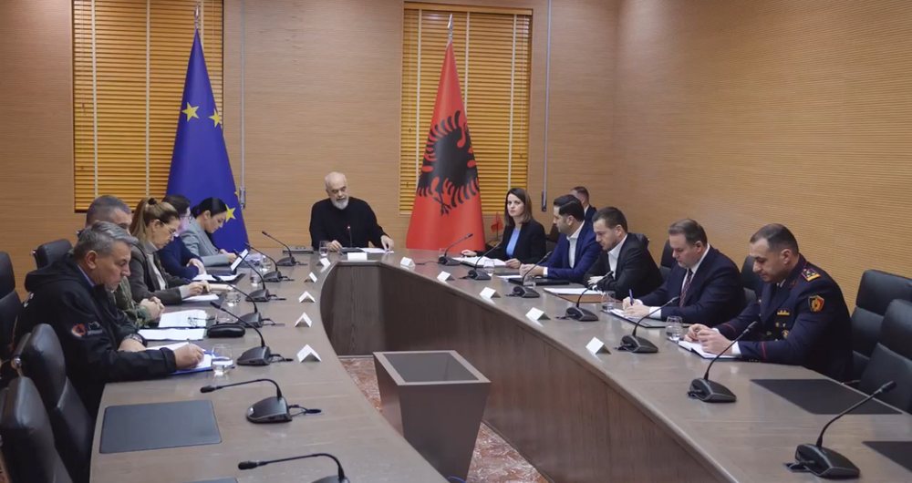 Rama mbledh Komitetin e Emergjencave Civile, shfaqet n&euml; krah Balluku