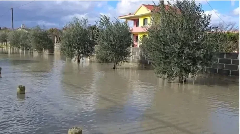 Evakuohen 6 familje n&euml; Katund t&euml; Ri, Durr&euml;s/ Shkak rritja e