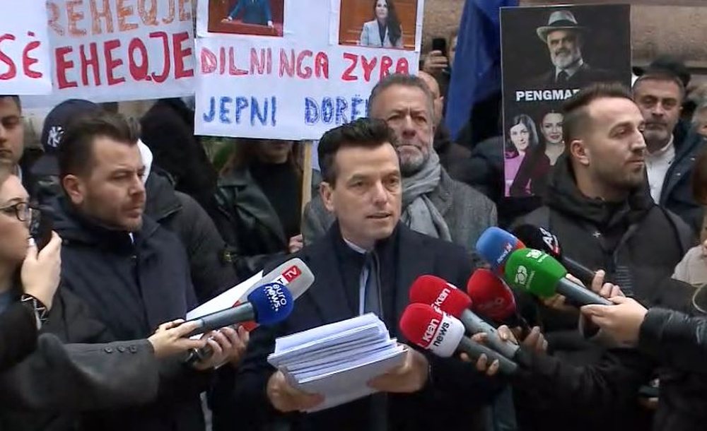Partia &ldquo;Mund&euml;sia&rdquo; protest&euml; para Gjykat&euml;s Kushtetuese