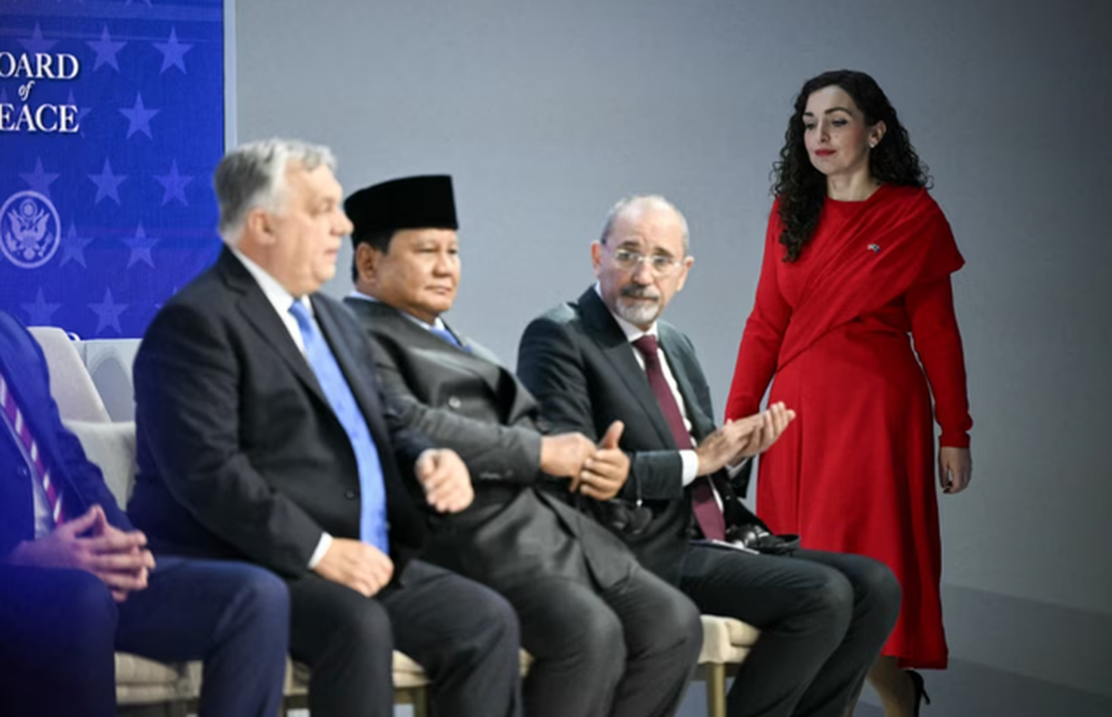 Bordi i Paqes/ Vjosa Osmani n&euml; sken&euml; me Trumpin dhe lider&euml;