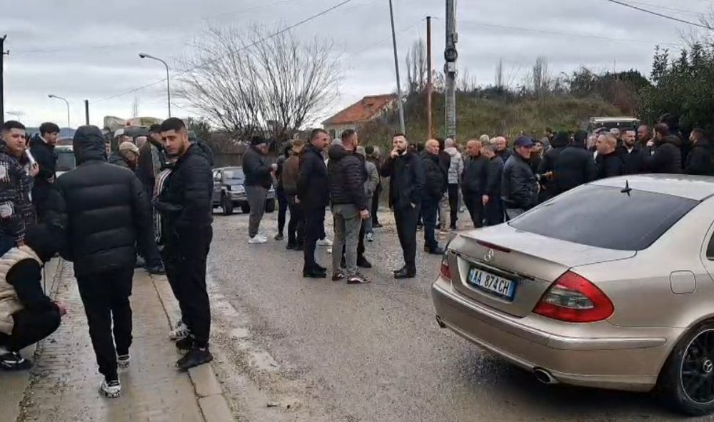 Rruga e degraduar, banor&euml;t e Luzit n&euml; Fush&euml;-Kruj&euml; dalin