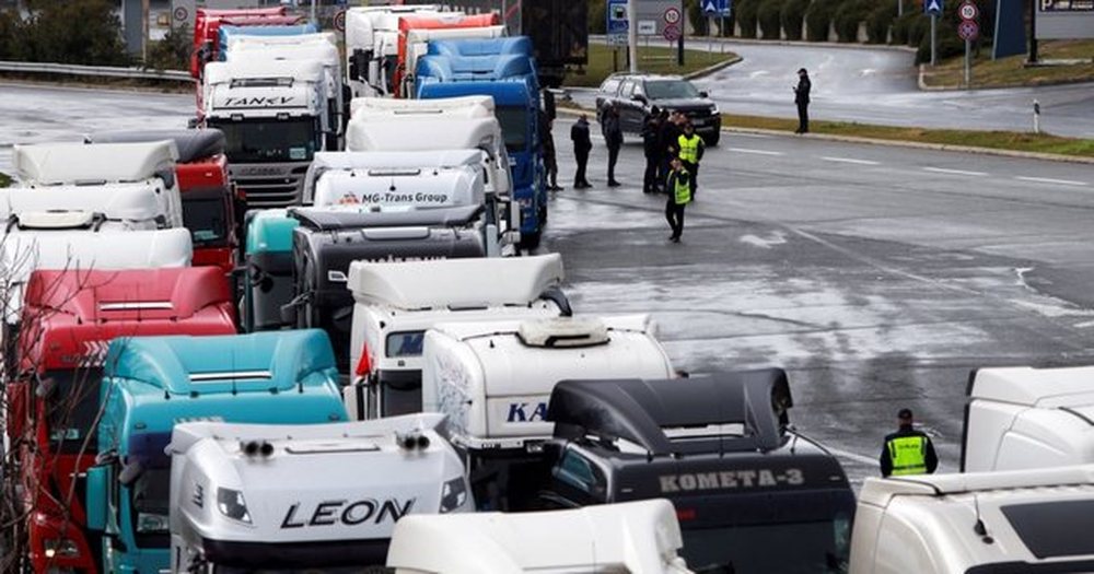Vijon bllokada e transportuesve rajonal&euml; n&euml; kufijt&euml; me BE-n&euml;