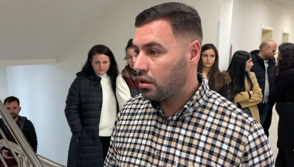 Punonj&euml;sit e Hipotek&euml;s Vlor&euml; protestojn&euml; kund&euml;r