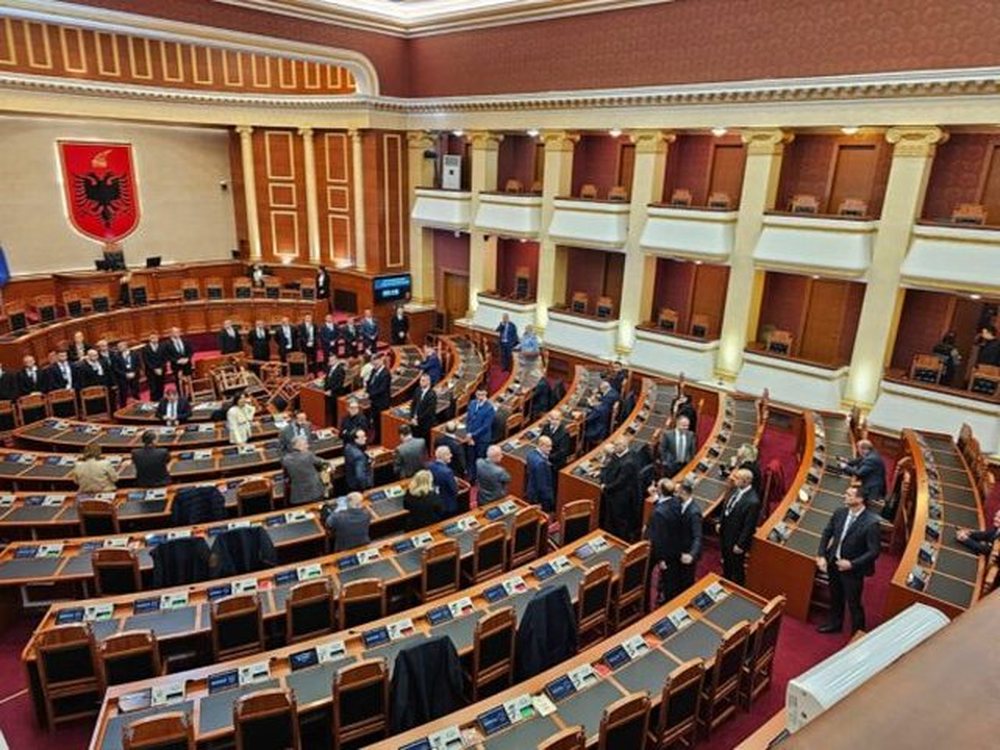 18 or&euml; debat/ Opozita kund&euml;r, miratohen me 85 vota pro ndryshimet