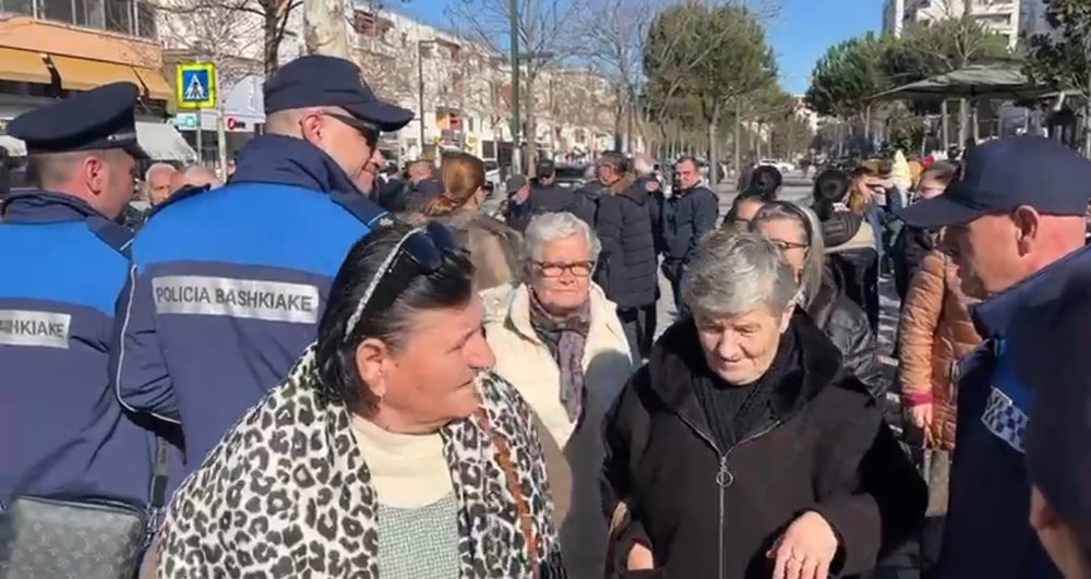 Tregtar&euml;t e Vlor&euml;s n&euml; protest&euml;: Vendimi i Bashkis&euml;