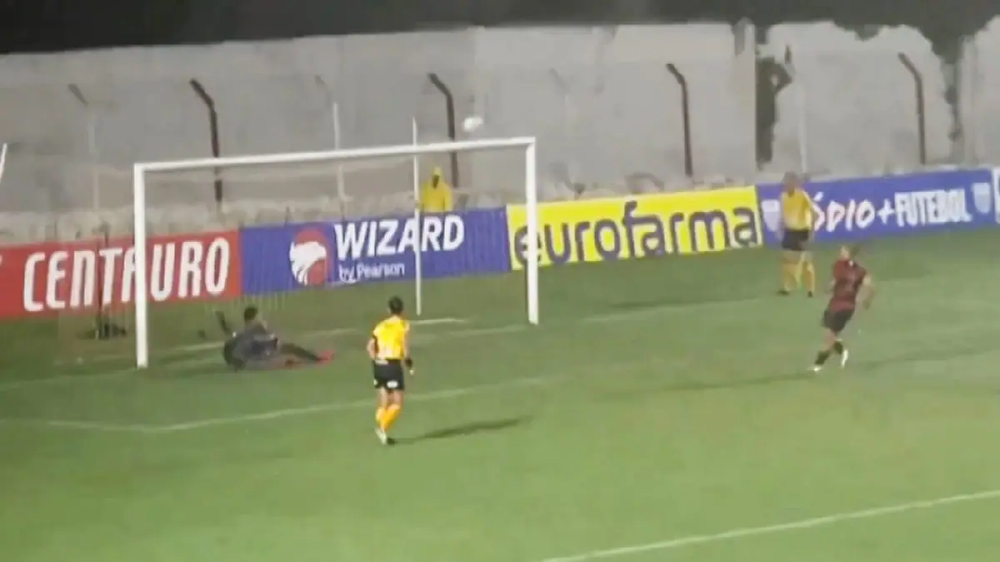 "Panenka" e &ccedil;mendur me penallti: topi shkon mbi travers&euml;