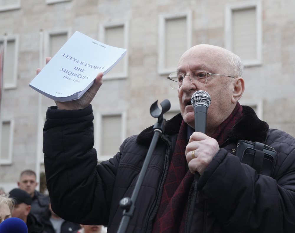 "Populli mb&euml;shtet SPAK" Adriatik Lapaj protest&euml; para