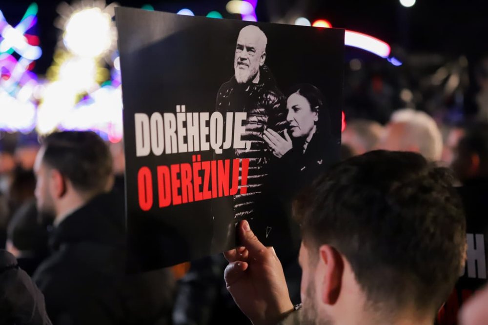 (FOTOLAJM) Protestuesit e PD me pankarta ironizuese p&euml;r Ram&euml;n e