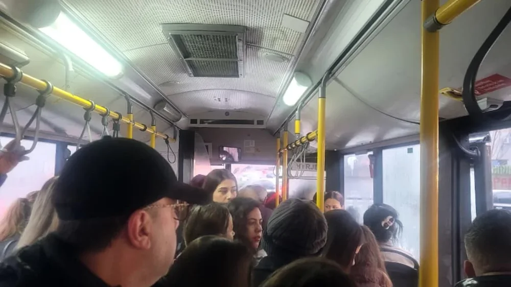 Trafik nga moti i keq n&euml; Tiran&euml;, dy autobus&euml; p&euml;sojn&euml;
