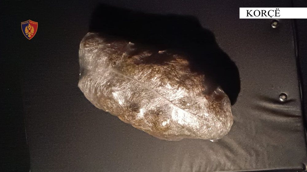 Kor&ccedil;&euml;/ Shp&euml;rndante l&euml;nd&euml; narkotike, n&euml; pranga