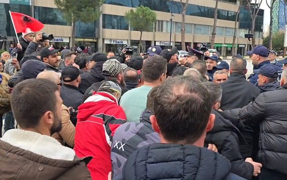 P&euml;rplasje me policin&euml; tek protesta, Lapaj vet&euml;ofrohet p&euml;r