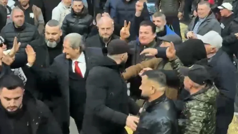 Pak minuta para nisjes s&euml; protest&euml;s, lideri Sali Berisha mb&euml;rrin