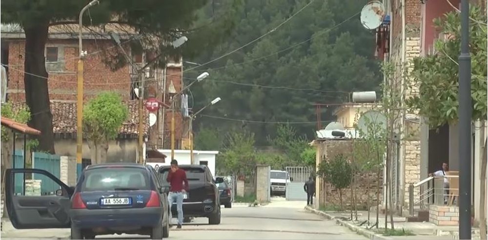 Memaliaj/ Burri rreh gruan dhe e kanos me arm&euml;, arrestohet nga policia