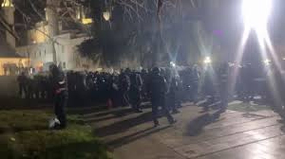Protestuesit hedhin objekte para Kuvendit, policia i p&euml;rgjigjet me gaz