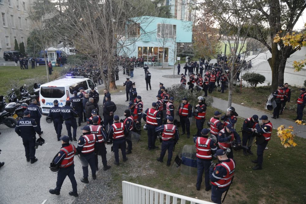 Partia Demokratike proteston sot para Kryeministris&euml;, 1350 efektiv&euml;