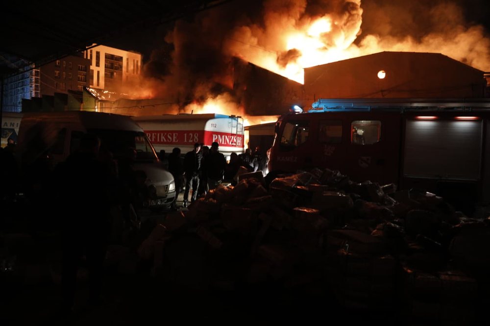 FOTOT/ Shikoni flak&euml;t gjigande tek tregu i 5 Majit n&euml; Tiran&euml;